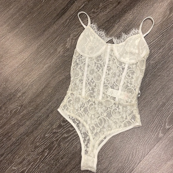 Misguided tall white lace bodysuit size 2 - Picture 2 of 4